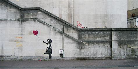 banksy skartovan obraz|Banksy ukázal, jak nechal zničit svůj obraz za 30 milionů